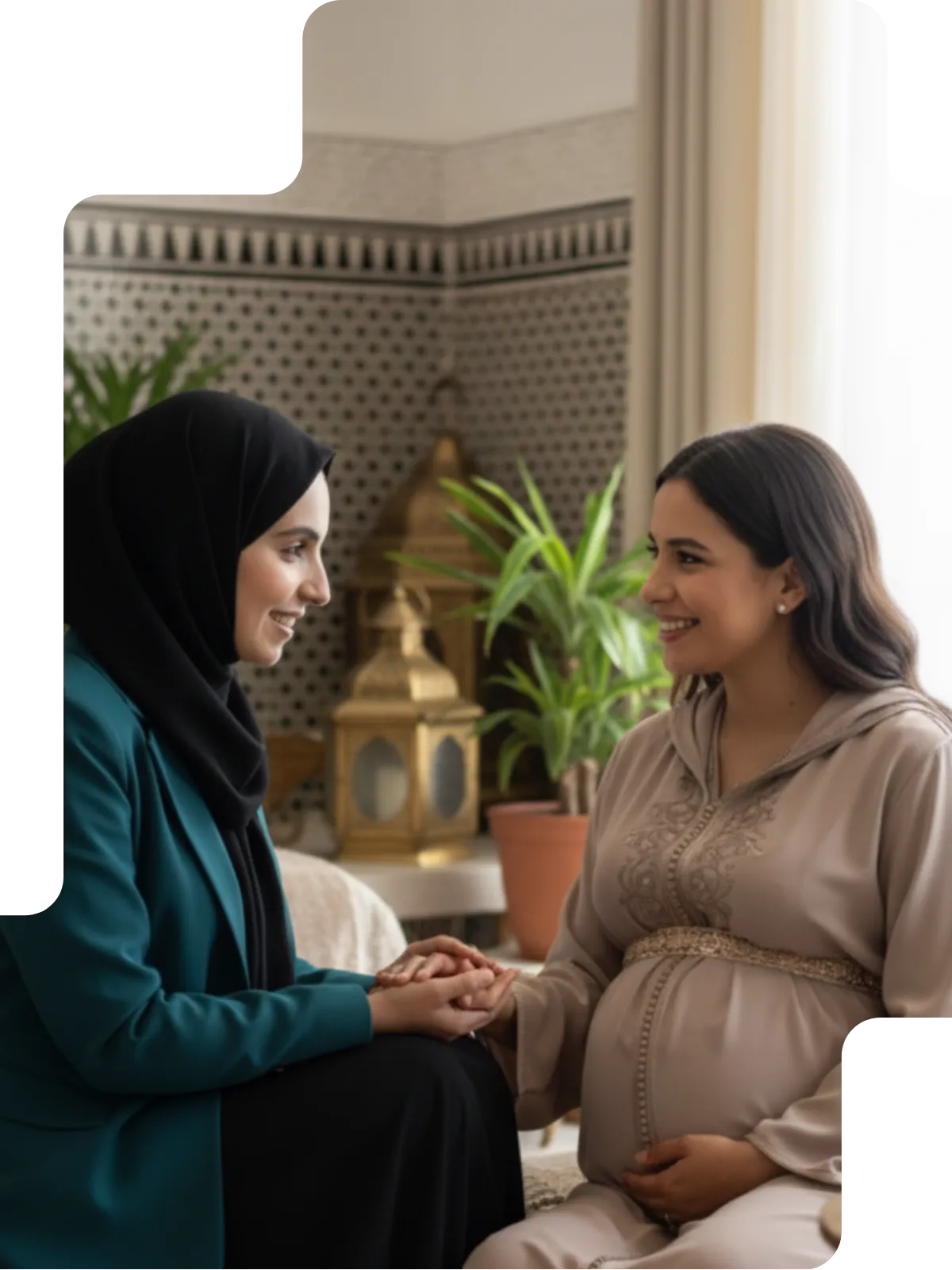 امرأة حامل تبتسم وتتأمل